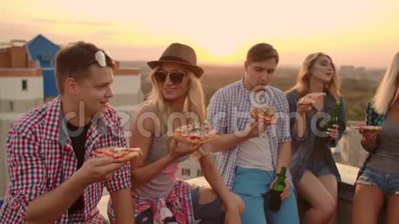 派对上吃披萨的年轻人视频的预览图