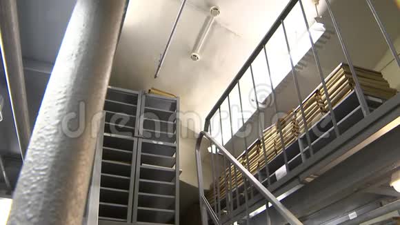 图书馆的金属楼梯和书籍的档案视频的预览图