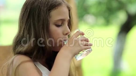 女孩从玻璃杯里喝水视频的预览图