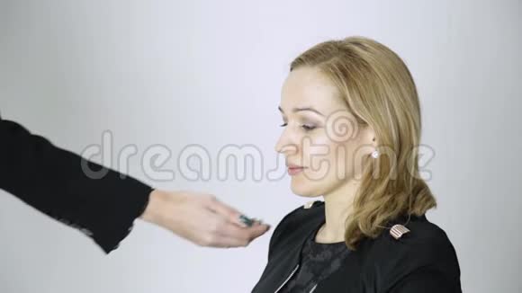 办公室里的骚扰女老板摸着年轻员工的下巴视频的预览图