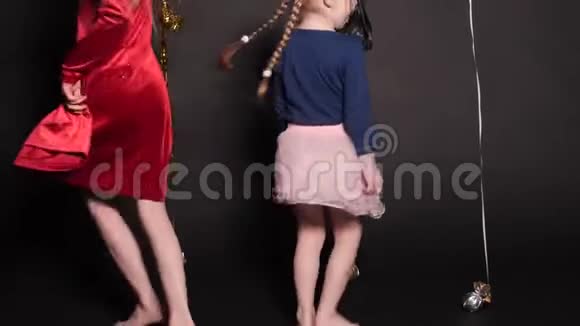 可爱快乐的小女孩跳着纸屑和气球的背景视频的预览图