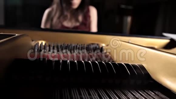 钢琴音乐家钢琴音乐演奏有女演奏者的乐器大钢琴视频的预览图