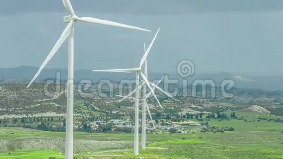 农村风电场风轮机在暴风雨的天空下旋转视频的预览图