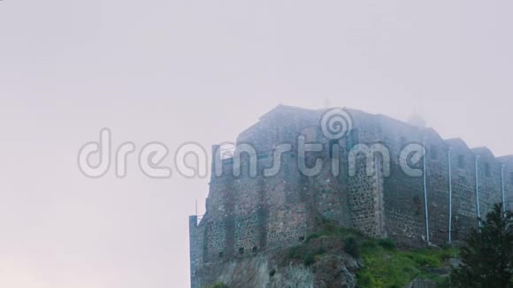 老石寺矗立在高高的山上隐藏在雾中古代建筑视频的预览图