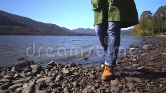山湖堕落那个穿着旅游靴的旅行者的女人去了湖边快关门视频的预览图
