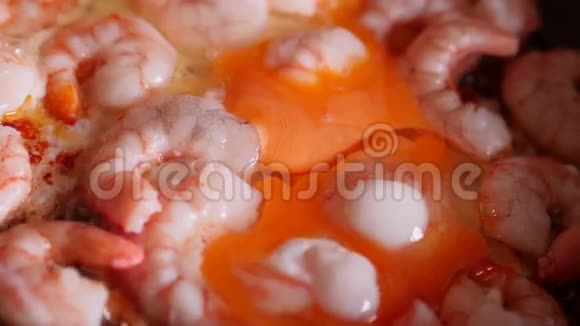 平底锅中的虾用鸡蛋煎视频的预览图
