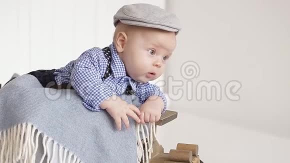 可爱的小男孩戴着灰色帽子视频的预览图