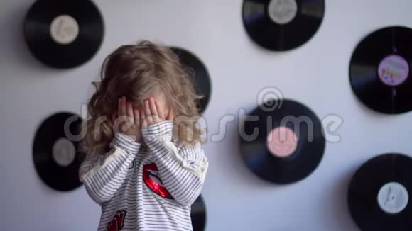 那个戴着戒指的漂亮小女孩在镜头前微笑孩子伸出舌头画成灰色视频的预览图