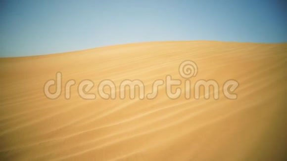 沙漠和蓝天库存晴天的沙漠视频的预览图