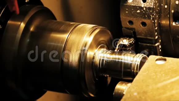 铣床在现代工厂加工金属坯刀具去除金属层小滴滴滴视频的预览图