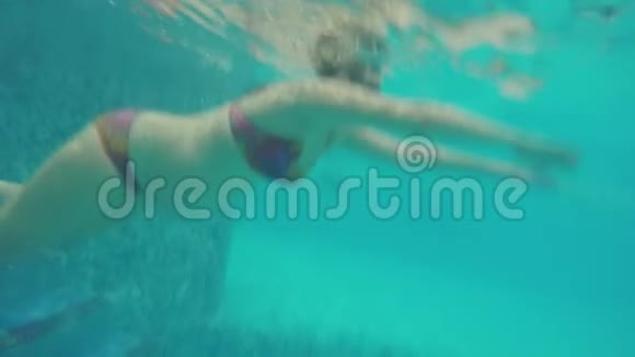 池中游泳的孕妇水下景观视频的预览图