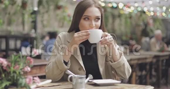 可爱的女性享受咖啡视频的预览图