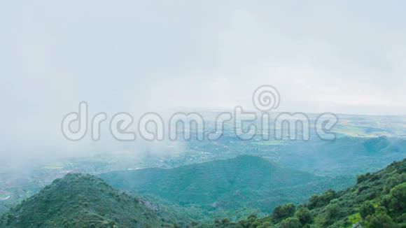 山区的暴风雨天气雾覆盖的青山美景视频的预览图