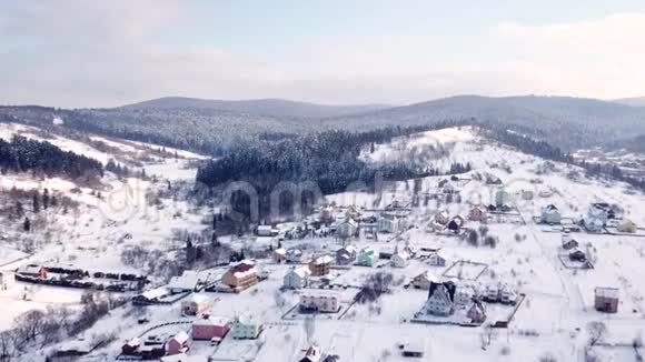 有建筑物的村庄都被雪覆盖着鸟瞰图视频的预览图