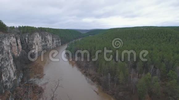 迷人的景色俯瞰着山河和茂密的森林视频的预览图