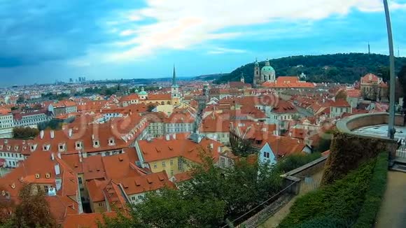 捷克布拉格市红瓦屋顶全景布拉格的典型房子佩特申山和塔视频的预览图