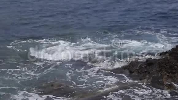 极端的大西洋海浪摧毁了海岸视频的预览图