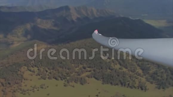 从滑翔机驾驶舱看到视频的预览图