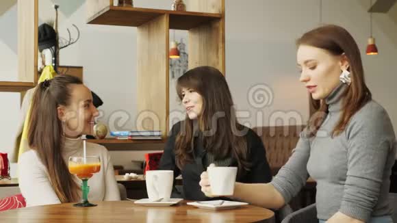 一家咖啡馆里的三个女朋友在聊天喝饮料视频的预览图