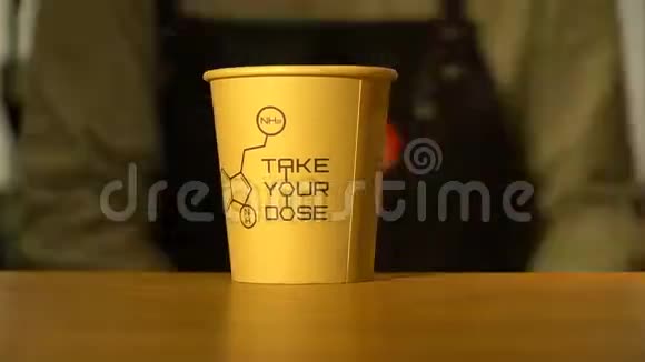 运动时间流逝如何准备咖啡给甜点倒牛奶蜂蜜给咖啡外卖视频的预览图