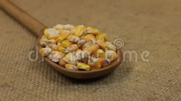 特写勺子转动着用一堆玉米粒躺在嗝上视频的预览图