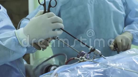 腹腔镜手术中两名医生的手视频的预览图