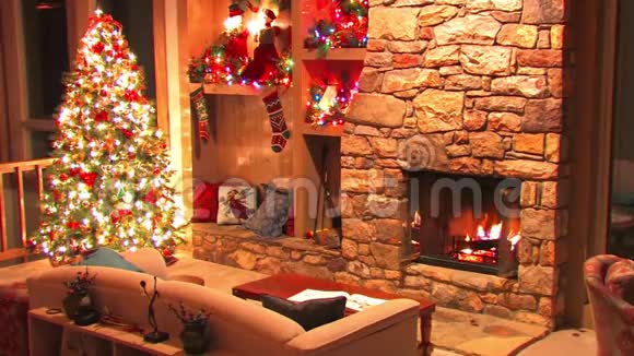 圣诞树年夜夜间装饰气氛环视壁炉上的木柴燃烧视频的预览图