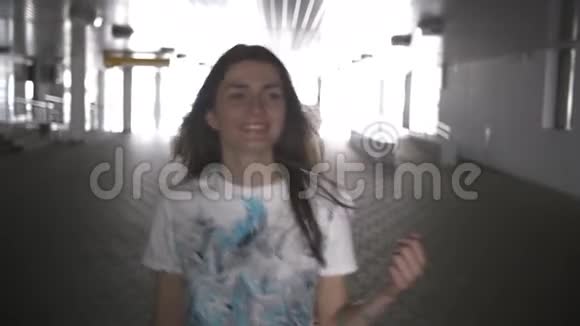 一个年轻女孩带着购物穿过隧道视频的预览图