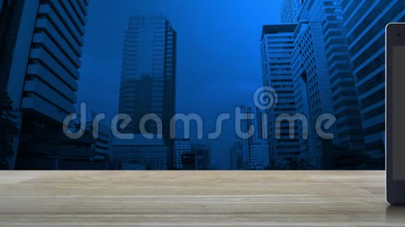 位于办公大楼和摩天大楼上方的木桌上的现代智能手机屏幕上的餐厅cloche平面图标视频的预览图