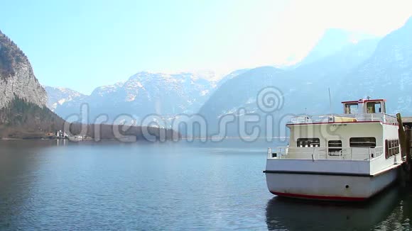 旅游交通用渡轮湖边小船视频的预览图