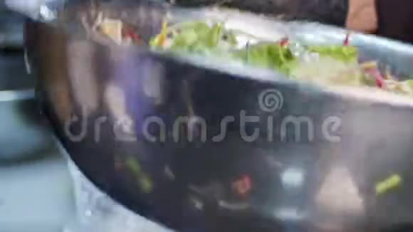 用胡萝卜树叶莴苣和芽菜慢动作制作的绿色沙拉视频的预览图