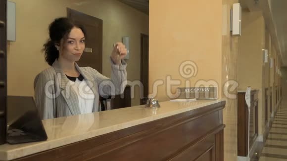 酒店房间钥匙的接待员视频的预览图
