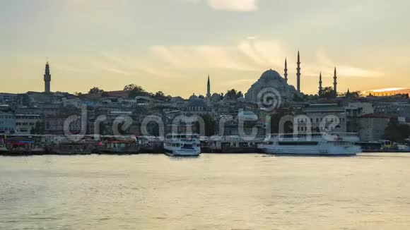 伊斯坦布尔港口与城市景观天际线伊斯坦布尔城市土耳其时间流逝视频的预览图