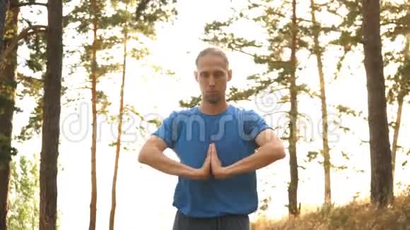 人类瑜伽冥想自然宁静理念在河边的树林中视频的预览图