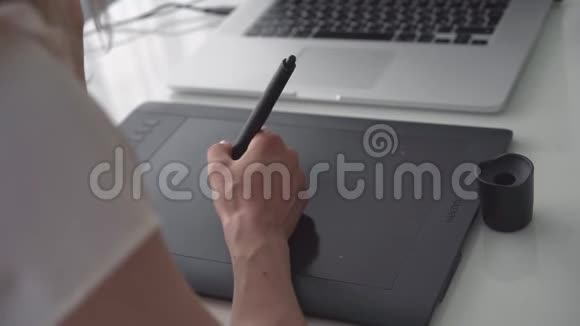 女设计师画一个图形平板在家拿着笔记本电脑工作的女人视频的预览图