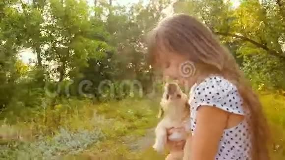女孩带着一只小狗视频的预览图