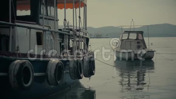 在波浪背景下停泊的旧船特写视频的预览图