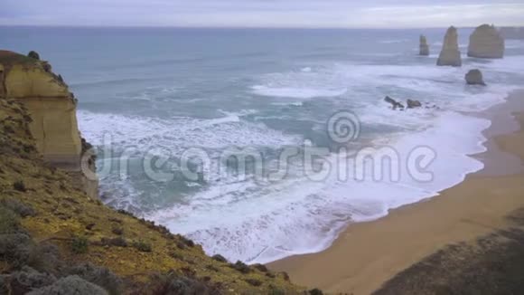风掠过十二个使徒附近的海岸视频的预览图