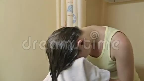 美丽的女人用毛巾擦拭头发视频的预览图