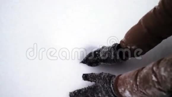 人用手套雕刻雪视频的预览图