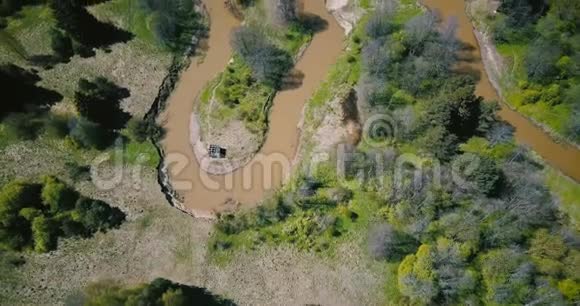 空中拍摄肮脏蜿蜒的河流和森林春季自然的空中4K无人驾驶飞机天桥环境生态问题视频的预览图