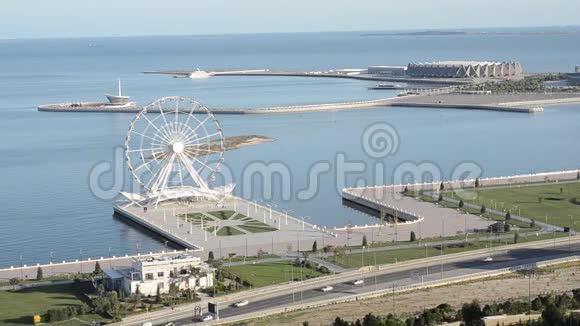 巴库阿塞拜疆摩天轮水晶大厅玛雅克在里海的首都海岸海湾上观看视频的预览图