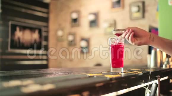 酒保在一杯在一杯饮料上视频的预览图