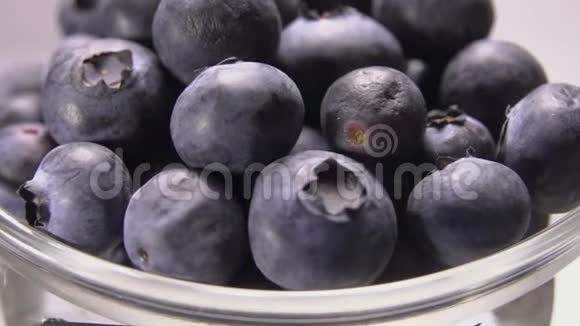 从玻璃碗里溢出的大蓝莓视频的预览图