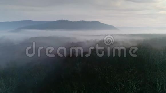 清晨的雾霭笼罩着一片山峦视频的预览图