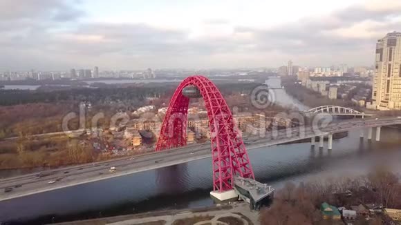 发展中的莫斯科城市缆车停留在风景如画的桥上视频的预览图