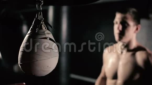 拳击手在气动冲袋上操作视频的预览图