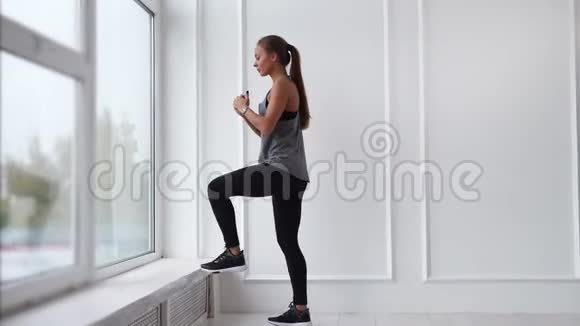 一个女人正在做一些运动来加强腿部和臀部的肌肉视频的预览图