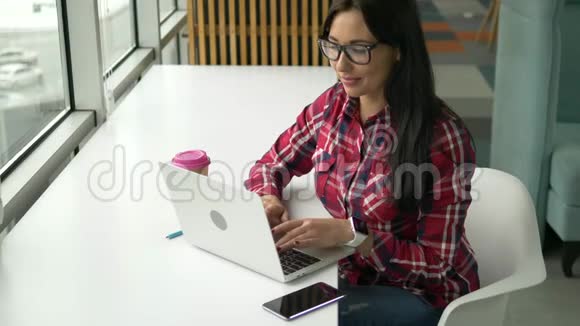 年轻的混血时髦女人在笔记本电脑上工作视频的预览图