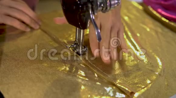 女人用缝纫机缝制连衣裙视频的预览图